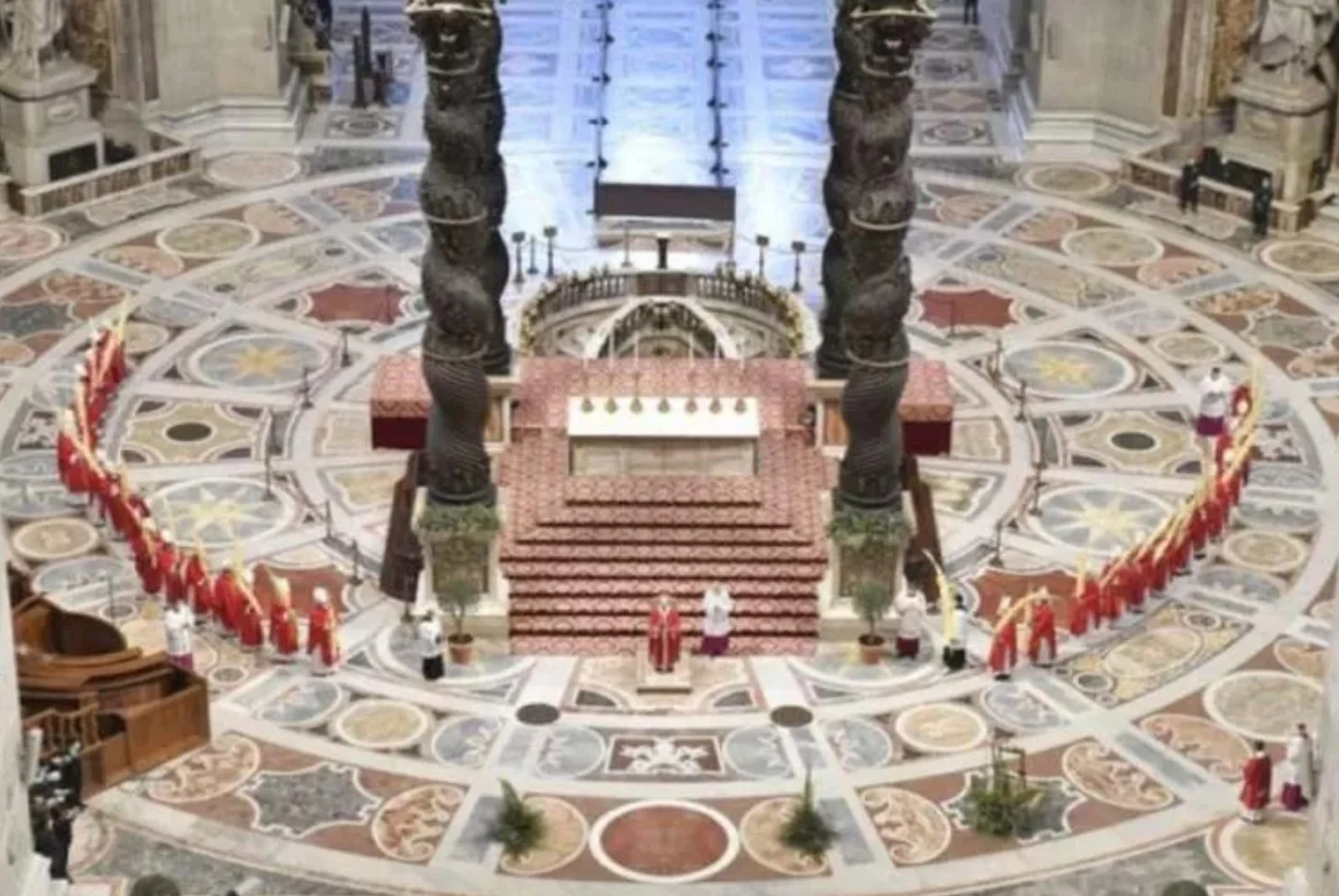 Paus Franciscus viert de Palmzondagmis in de Sint-Pietersbasiliek op 28 maart 2021. (foto: Vaticaanse media)