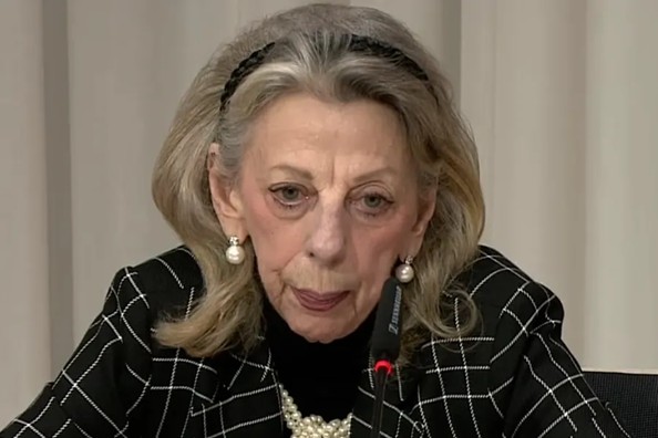 Marion Westpfahl, een oprichtingspartner van het advocatenkantoor Westpfahl Spilker Wastl, presenteert een rapport over de afhandeling van misbruikzaken door het aartsbisdom München, 20 jan. 2022. Screenshot van BR24 extra live stream.