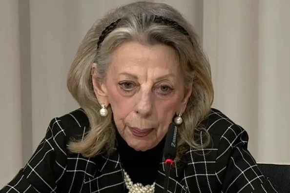 Marion Westpfahl, een oprichtingspartner van het advocatenkantoor Westpfahl Spilker Wastl, presenteert een rapport over de afhandeling van misbruikzaken door het aartsbisdom München, 20 jan. 2022. Screenshot van BR24 extra live stream.