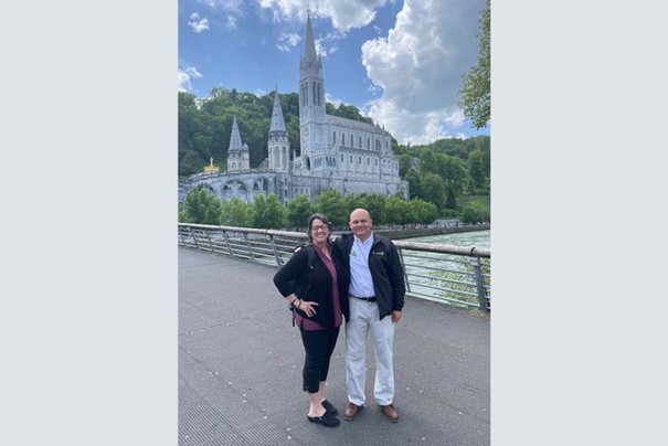 Frederick Hink en zijn vrouw Karla gingen vorige maand op bedevaart naar Lourdes. (foto: Courtesy photo)