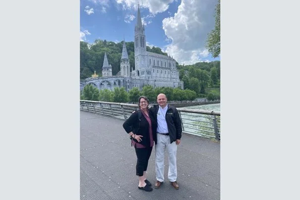 Frederick Hink en zijn vrouw Karla gingen vorige maand op bedevaart naar Lourdes. (foto: Courtesy photo)