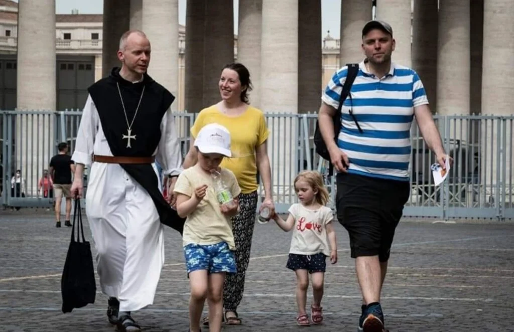 Bisschop Varden begeleidt een Noors gezin bij de Wereldbijeenkomst van Gezinnen. | EWTN