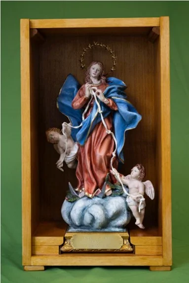 oud ex voto die 'Maria, die de knopen ontwart' uitbeeldt, als geschenk aangeboden door de Paus bij zijn bezoek aan het kindertehuis van het "Zalige László Batthyány-Strattmann" Instituut in Boedapest, (bezoek aan Hongarije in 2023)