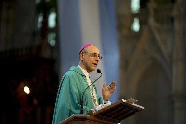 Aankomend kardinaal Víctor Manuel Fernández, aartsbisschop van La Plata, glimlacht na een mis in de kathedraal in La Plata, in Argentinië, zondag 9 juli 2023. (foto: Natacha Pisarenko / AP)
