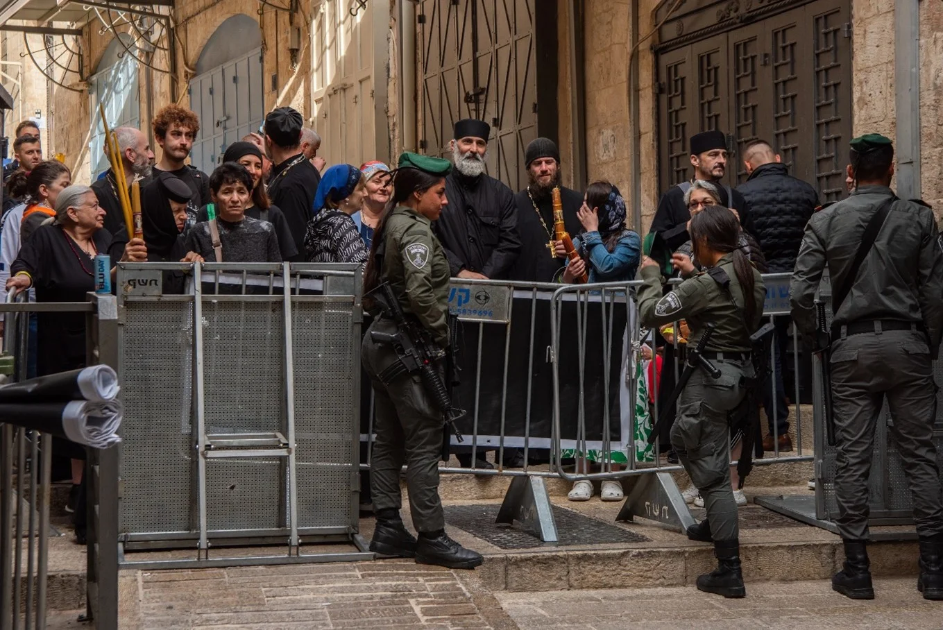 De Israëlische politie bemant een controlepost in de Oude Stad van Jeruzalem tijdens de "Heilig Vuur"-ceremonie in de Basiliek van het Heilig Graf op 4 mei 2024. Met dank aan: Marinella Bandini/CNA