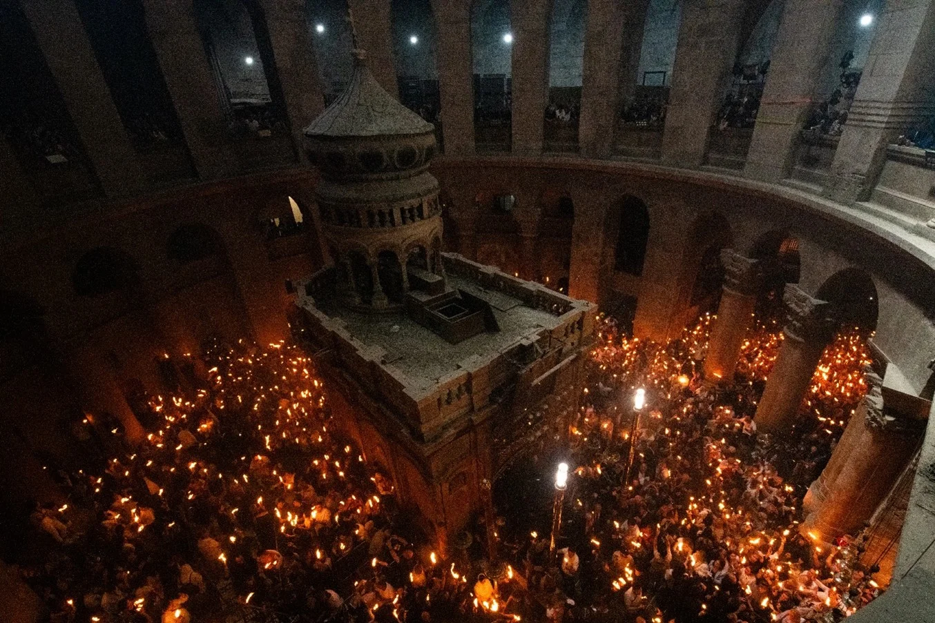 Pelgrims dragen kaarsen die zijn aangestoken met het "Heilig Vuur" in de Basiliek van het Heilig Graf in Jeruzalem op 4 mei 2024. Met dank aan: Marinella Bandini/CNA