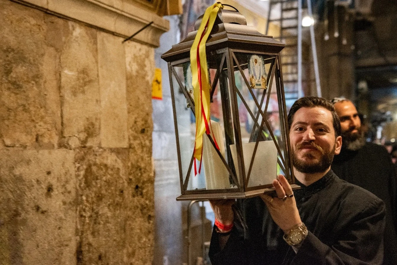 Een lamp die wordt gebruikt om het "Heilig Vuur" van de Basiliek van het Heilig Graf in Jeruzalem naar Bethlehem te vervoeren, wordt gedragen tijdens de lichtceremonie op 4 mei 2024. Overeenkomstig een lange traditie worden de vlammen van het vermeende wonderbaarlijke vuur naar de belangrijkste orthodoxe kerken in het Heilige Land gebracht en via speciaal geregelde vluchten naar de belangrijkste orthodoxe kerken over de hele wereld gestuurd. Met dank aan: Marinella Bandini/CNA