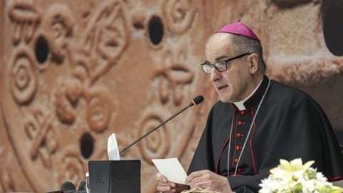 De pauselijke ambassadeur in Jordanië, aartsbisschop Giovanni Pietro Dal Toso, bevestigde tijdens een persconferentie op 8 januari 2025 dat “de tentoonstelling zal helpen om het wereldwijde begrip van de aanwezigheid van het christendom in Jordanië te herdefiniëren”, waarbij hij opmerkte dat “veel mensen zich niet bewust zijn van de christelijke gemeenschap in het koninkrijk”. Beeld: ACI MENA