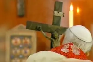 Paus Johannes Paulus II, te ziek om persoonlijk aanwezig te zijn, houdt op Goede Vrijdag 2005 een kruisbeeld vast dat is gesneden door Stanisław Trafalski, terwijl hij de kruisweg bekijkt op televisie
