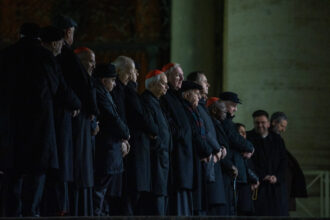 Kardinalen en bisschoppen die mee doen aan de roznkrans noveem voor de zieke Paus Franciscus 28 feb 2025