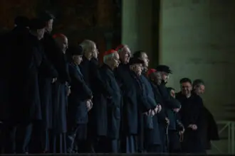 Kardinalen en bisschoppen die mee doen aan de roznkrans noveem voor de zieke Paus Franciscus 28 feb 2025
