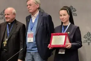 Zuster Giustina Olha Holubets, SSMI, (uiterst rechts) ontvangt de onderscheiding “Beschermer van leven” uit handen van aartsbisschop Vincenzo Paglia van de Pauselijke Academie voor het Leven tijdens een persconferentie in het persbureau van de Heilige Stoel op 3 maart 2025. (foto: Hannah Brockhaus/CNA / EWTN)