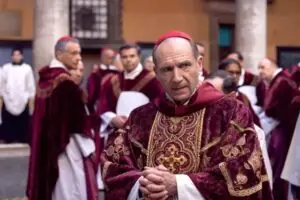 Ralph Fiennes speelt kardinaal Lawrence in de film “Conclave” (Foto: Focus Features / Focus Features)
