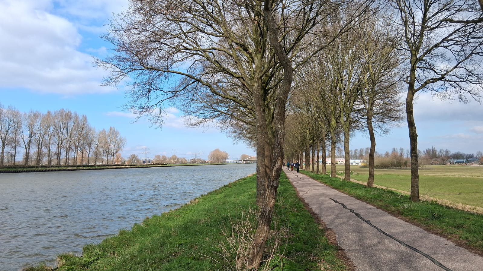 Merwede Kanaal, lang en monotoom, goede gelegenheid voor de Rozenkrans (Foto Credit P.B. EWTN Lage Landen)Oversteek Merwede kanaal (Foto Credit P.B. EWTN Lage Landen)