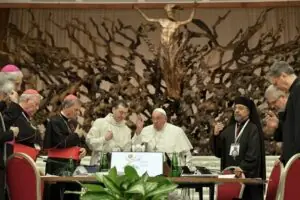 Paus Franciscus geeft een zegen aan de deelnemers aan het einde van de Synode over Synodaliteit in het Vaticaan, 26 oktober 2024. (foto: Vaticaanse media / VM)
