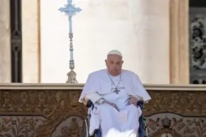 Paus Franciscus tijdens de Jubelviering voor de Zieken op het Sint-Pietersplein op zondag 6 april 2025, met neuscanules voor extra zuurstof terwijl hij verder herstelt van een bilaterale longontsteking. (foto: Daniel Ibañez/ EWTN News / EWTN)