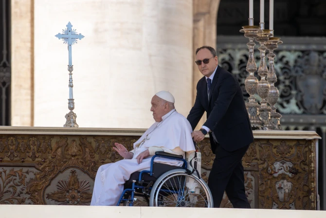 Paus Franciscus zegent de gelovigen tijdens het Jubileum van de Zieken op het Sint-Pietersplein in Vaticaanstad op 6 april 2025, terwijl zijn persoonlijke verpleger, Massimo Strappetti, hem in de rolstoel bijstaat. | Bron: Daniel Ibáñez/CNA