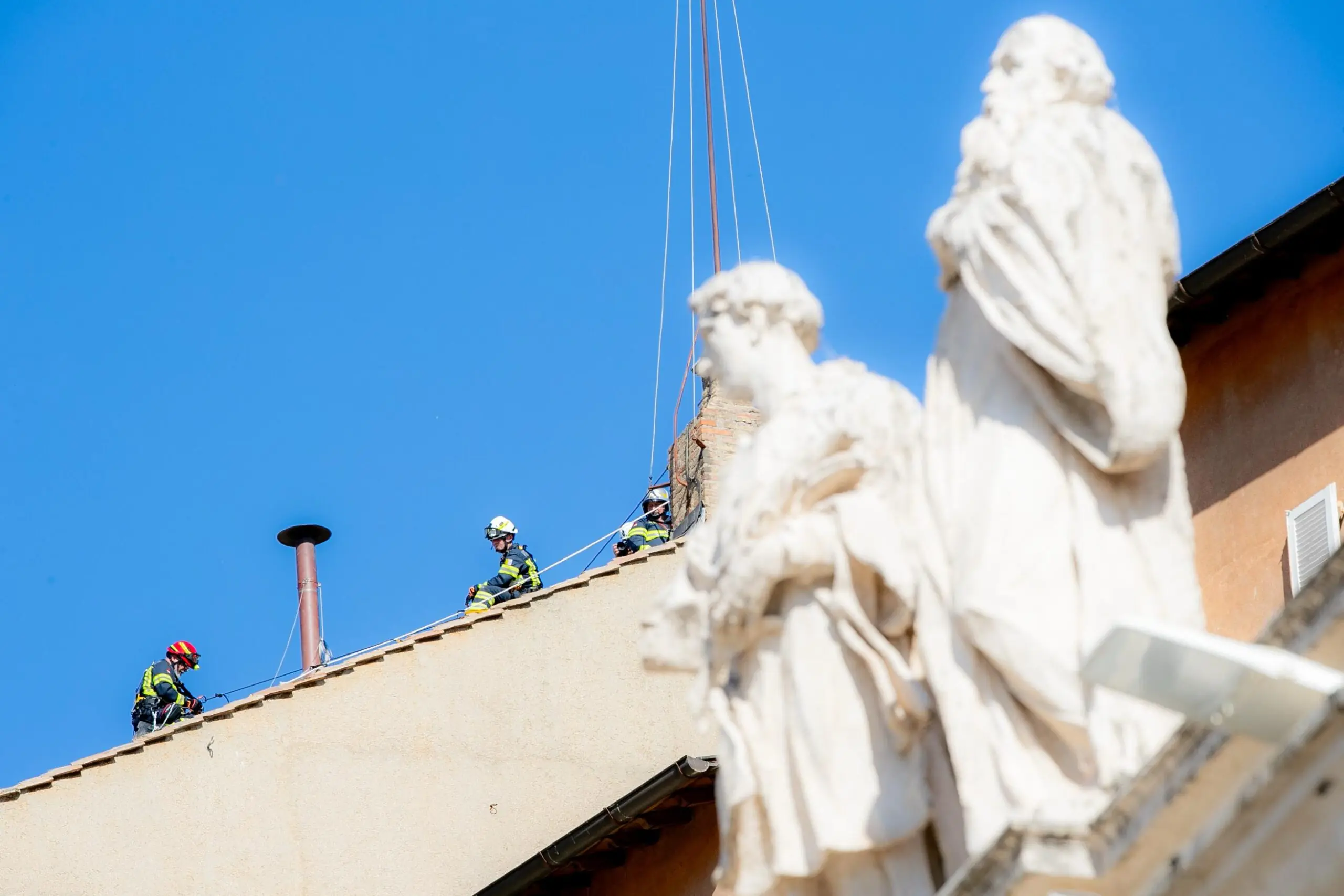 Schoorsteen installatie Sixtijnse kapel - Foto Credit Daniel Ibanez - EWTN Vaticano