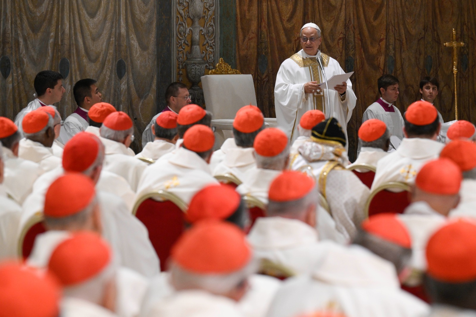 Eerste Heilige Mis van Paus Leo XIV voor college van Kardinalen in de Sixtijnse kapel ((foto Credit Vaticaan Media)