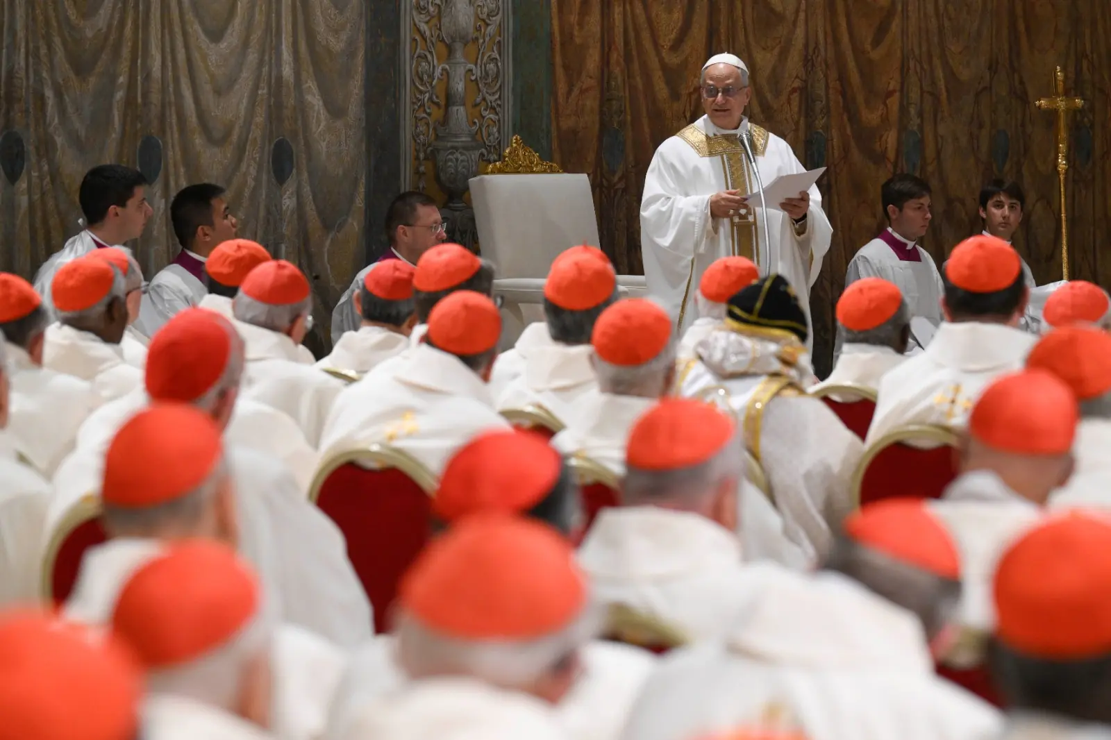 Eerste Heilige Mis van Paus Leo XIV voor college van Kardinalen in de Sixtijnse kapel ((foto Credit Vaticaan Media)
