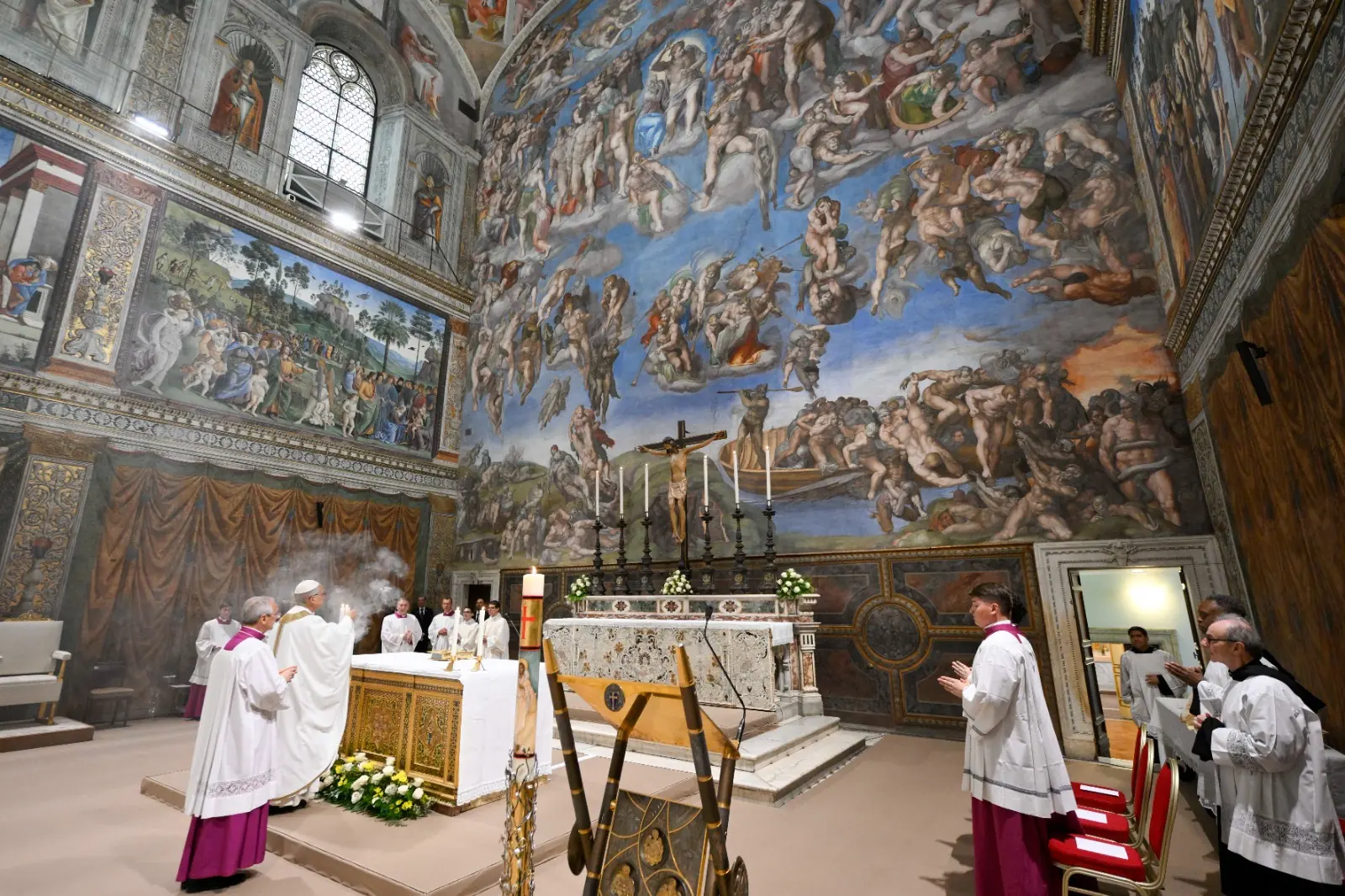 Eerste Heilige Mis van Paus Leo XIV voor college van Kardinalen in de Sixtijnse kapel ((foto Credit Vaticaan Media)