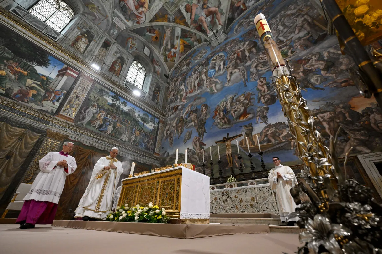 Eerste Heilige Mis van Paus Leo XIV voor college van Kardinalen in de Sixtijnse kapel ((foto Credit Vaticaan Media)