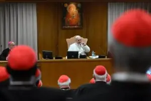 Paus Leo XIV spreekt het College van Kardinalen toe in het Vaticaan op 10 mei 2025. De nieuw gekozen paus schetste tijdens zijn eerste officiële bijeenkomst zijn visie op zijn pausdom. (foto: Vatican Media)