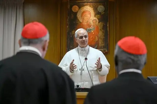 Paus Leo XIV houdt zijn eerste toespraak voor het College van Kardinalen in de Synodezaal op 10 mei 2025 in Vaticaanstad, Vaticaan. (foto: Vatican Pool / Getty)