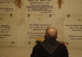 Pater Elias bij het graf vam Moeder Angelica, Hanceville Alabama, dec 2019 (c) shpklop ewtn lage landen 