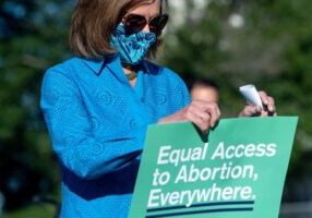 Voorzitter van het Huis van Afgevaardigden, Nancy Pelosi, Democratische partij van Californië, woont een nieuwsconferentie bij over de "Women's Health Protection Act," op 24 september 2021, buiten het Amerikaanse Capitool in Washington DC. (foto: Saul Loeb / AFP/Getty)