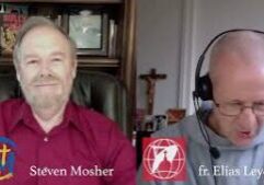 Stephen Mosher en Pater Elias in gesprek