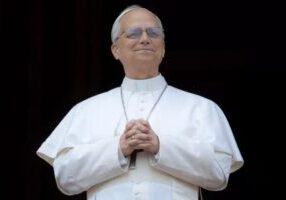 Paus Leo XIV spreekt de menigte pelgrims toe vanuit de middelste loggia van de Sint-Pietersbasiliek tijdens het eerste Regina Caeli-gebed van zijn pontificaat op zondag. (foto: Daniel Ibáñez / EWTN News)
