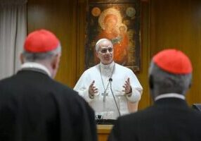 Paus Leo XIV houdt zijn eerste toespraak voor het College van Kardinalen in de Synodezaal op 10 mei 2025 in Vaticaanstad, Vaticaan. (foto: Vatican Pool / Getty)